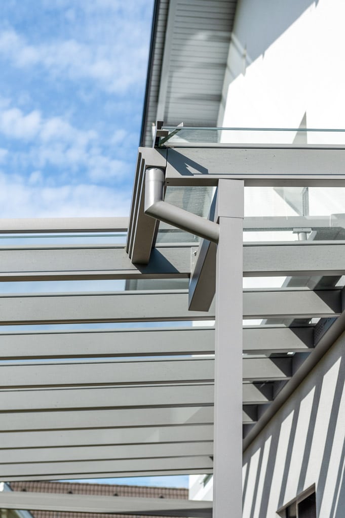 Terrassendach Alu 105 v | graue Alu-Dachrinne & Regenablaufrohr in Dachsteher integriert | Svoboda