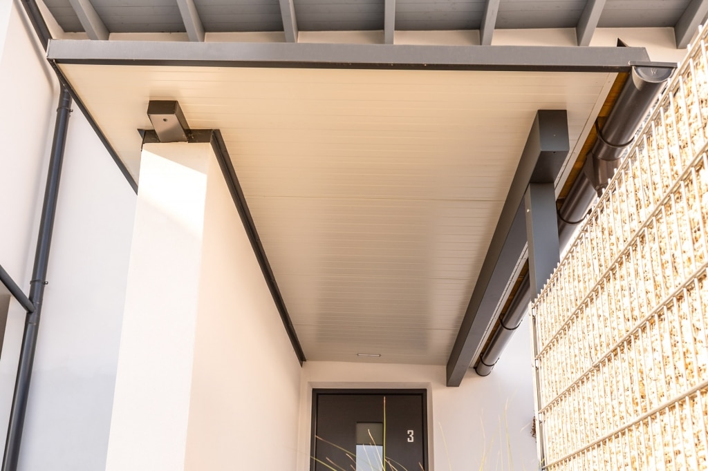 Vordach Alu 51 e | Aluminium-Paneel-Eingangsdach in grau mit weissen Paneelen | Svoboda