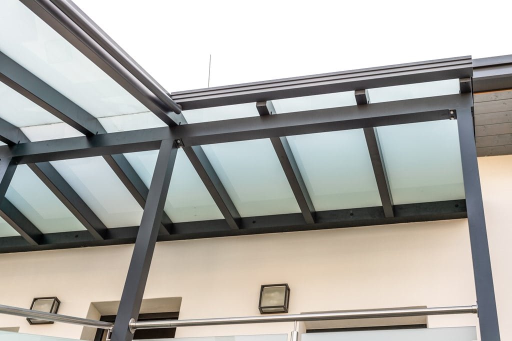 Vordach Alu 52 n | Unteransicht von Dachsparren & Glaseindeckung & Wandmontage von Dach | Svoboda