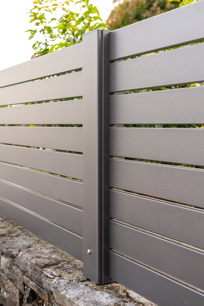 ZA Telfs 17 w | Detailbild Aluminium Zaun Steher auf Mauer mit waagrechten Latten seitlich | Svoboda