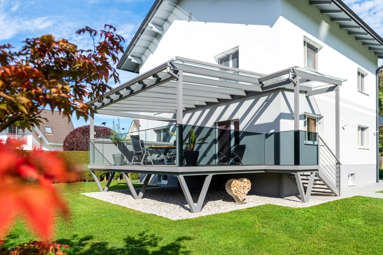 Zubau 20 a | Terrasse aus Aluminium auf Stehern mit Glasgeländer und Dach, hellgrau| Svoboda