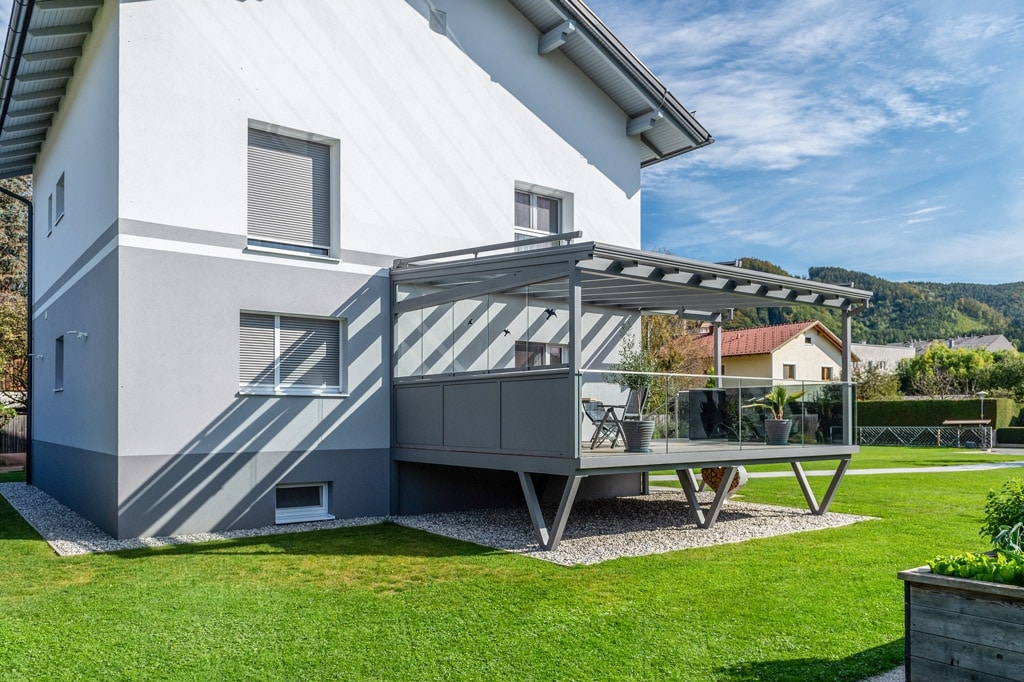 Zubau 20 i | Terrasse aus Alu mit Nurglasgeländer, Windschutzverglasung und Terrassendach | Svoboda