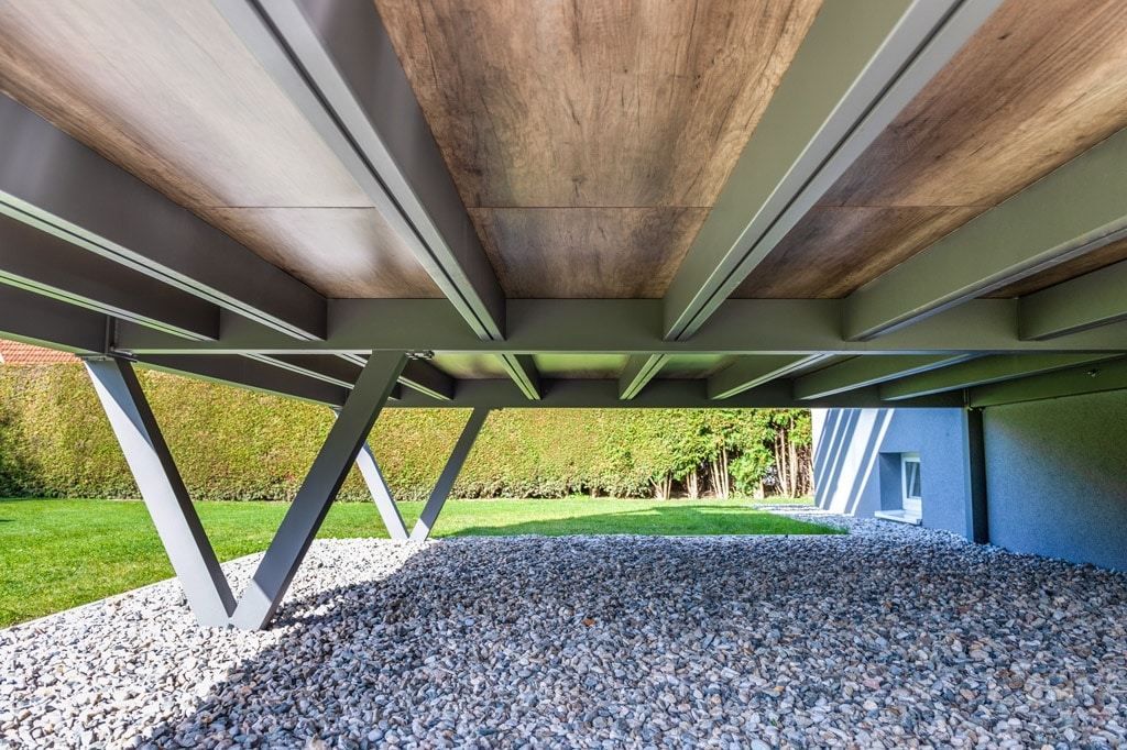 Zubau 20 r | Unteransicht von erhöhtem Terrassenplateau aus Alukonstruktion & HPL-Platten | Svoboda