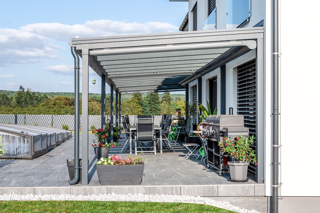 Terrassendach Alu 109 n | Seitenansicht von grauem Aluglasdach bei großer Doppelterrasse | Svoboda