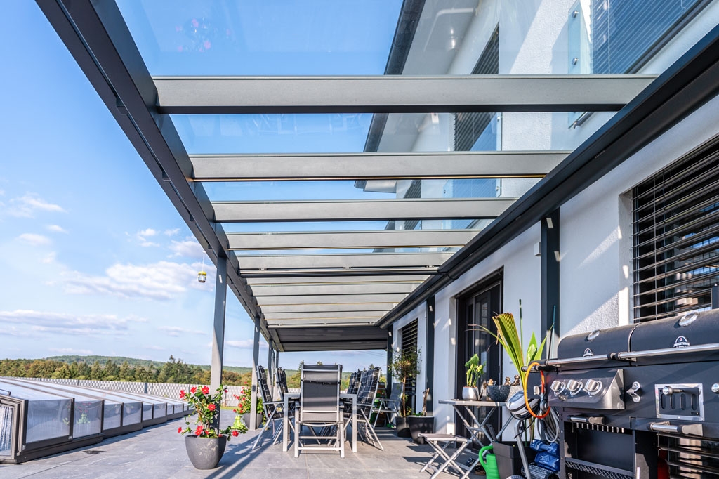 Terrassendach Alu 109 t | Unteransicht Klarglas-Eindeckung und LED-Streifen-Beleuchtung | Svoboda