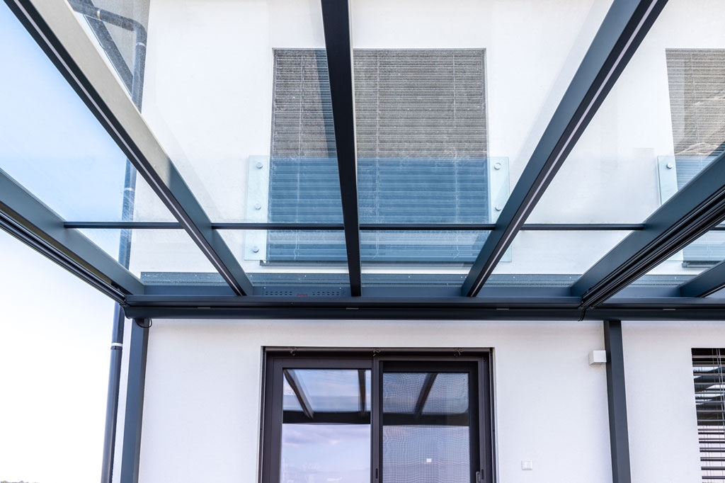 Terrassendach Alu 109 t | Unteransicht Klarglas-Eindeckung und LED-Stripes in Sparren | Svoboda