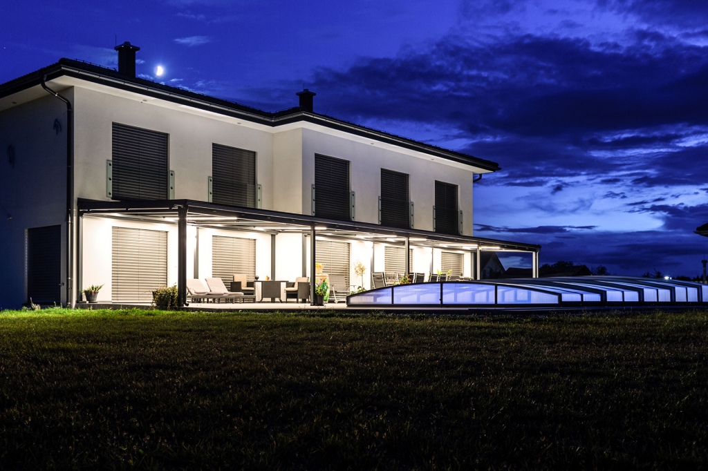 Terrassendach Alu 109 z24 | Nachts mit aktiver Beleuchtung mit LED-Streifen in Dachsparren | Svoboda