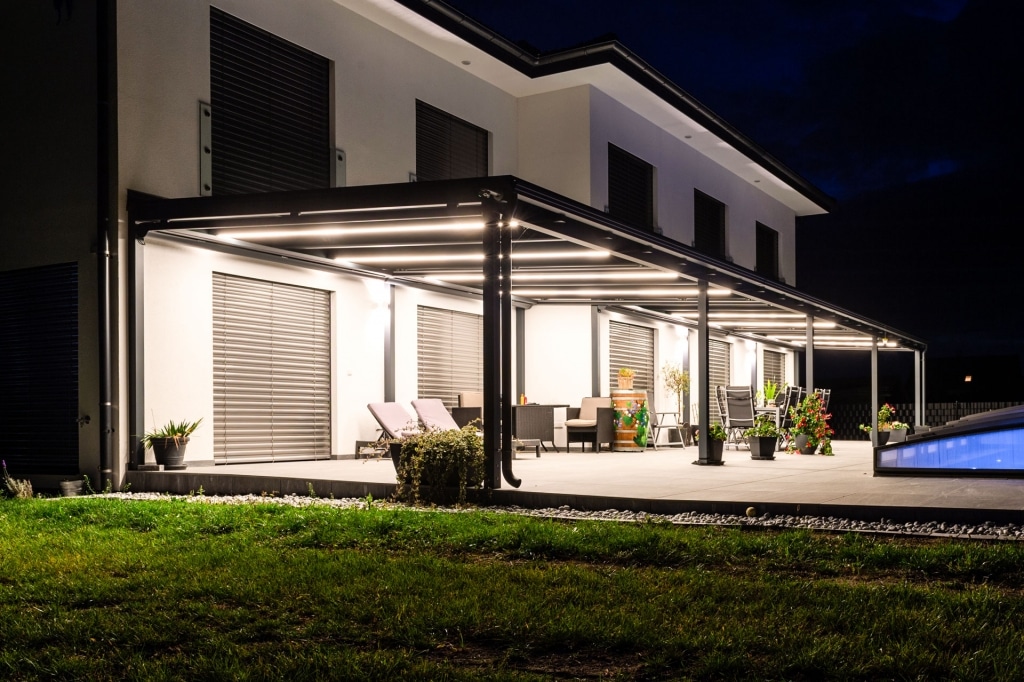 Terrassendach Alu 109 z24 | mit in Alusparren integrierten LED-Licht-Streifen bei Nacht | Svoboda