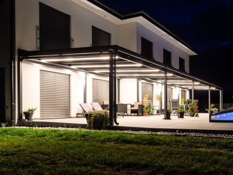 Terrassendach Alu 109 z24 | mit in Alusparren integrierten LED-Licht-Streifen bei Nacht | Svoboda