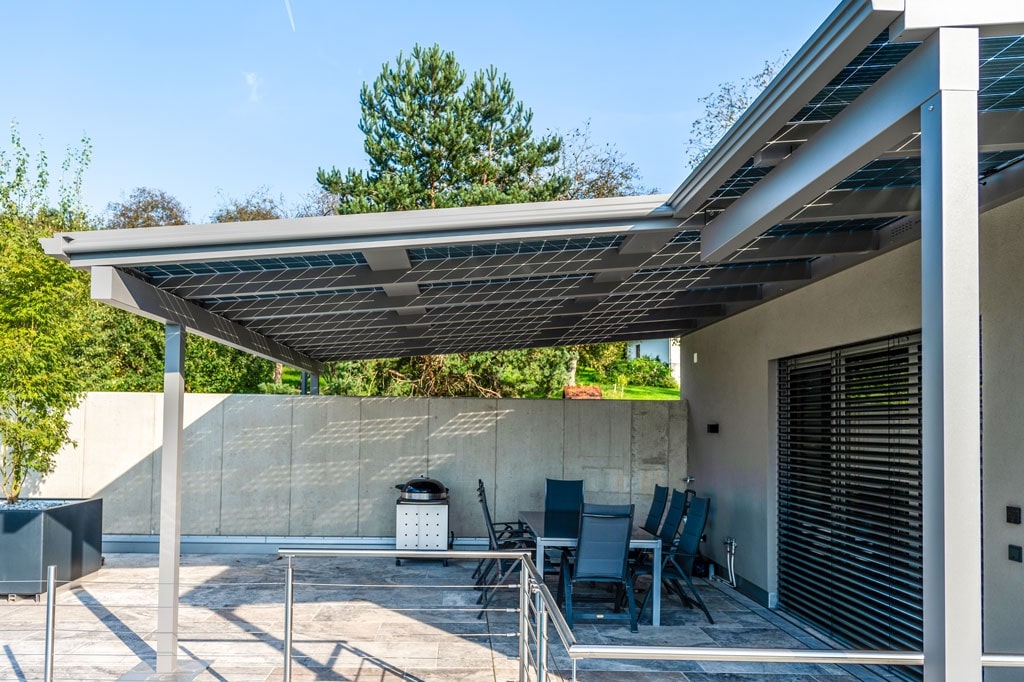 Photovoltaikdach 05 k | Aluminiumüberdachung grau mit stromproduzierenden PV-Zellen | Svoboda