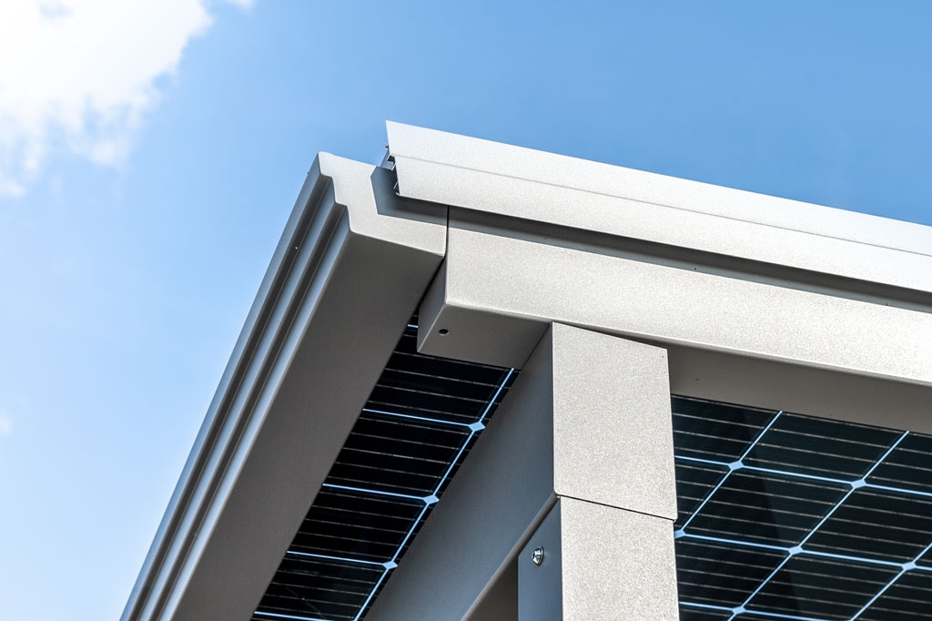 Photovoltaikdach 05 o | Detailbild Ecksteher, Dachrinne, PV-Paneele aus grauem Alu | Svoboda