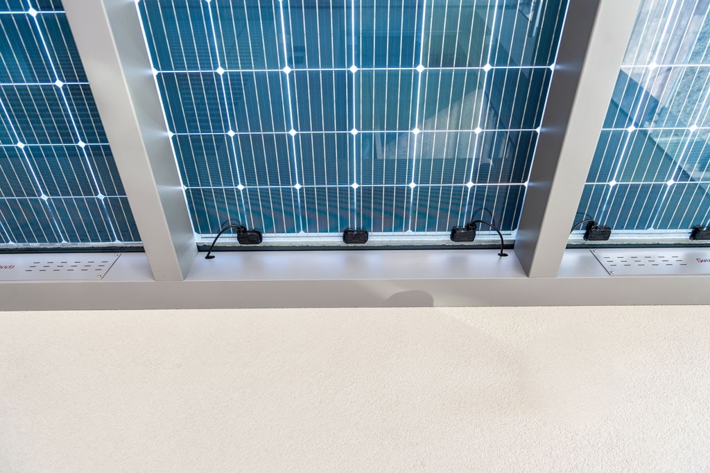 Photovoltaikdach 05 t | PV-Glas-Paneelen mit Stromanschlüssen bzw. Verkabelung von unten | Svoboda