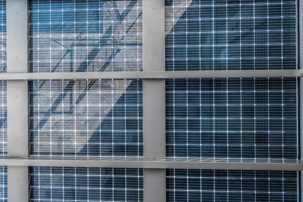 Photovoltaikdach 05 w | Unteransichtvon Photovoltaik-Modulen aus Glas bei Alu-Dach | Svoboda