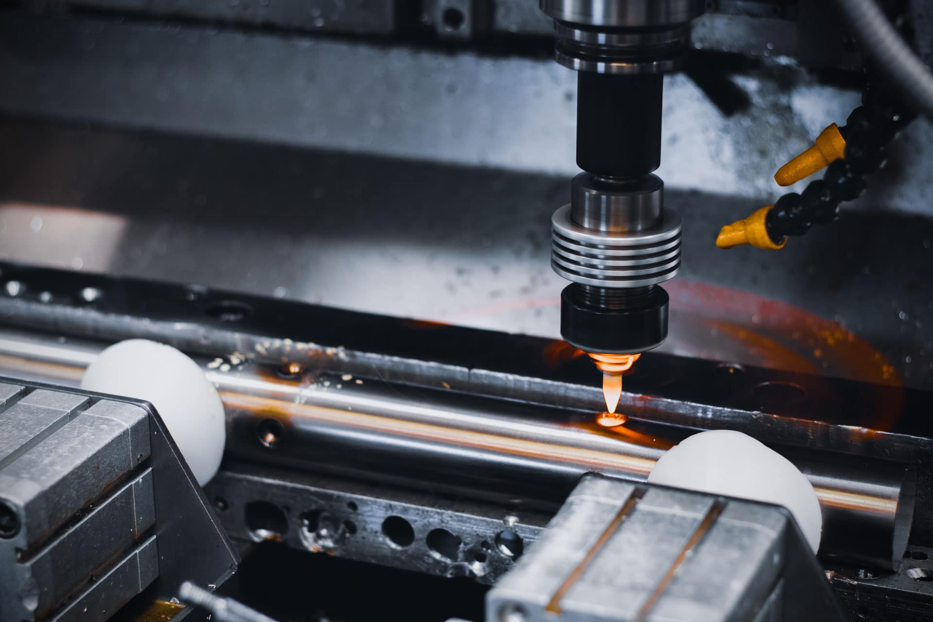 Fräskopf einer Edelstahl-CNC-Fräse mit glühendem Metall | Svoboda Metalltechnik