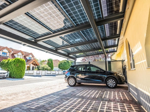 Photovoltaik-Carport 02 a | Unteransicht von PV-Glas-Modulen bei Alucarport | Svoboda