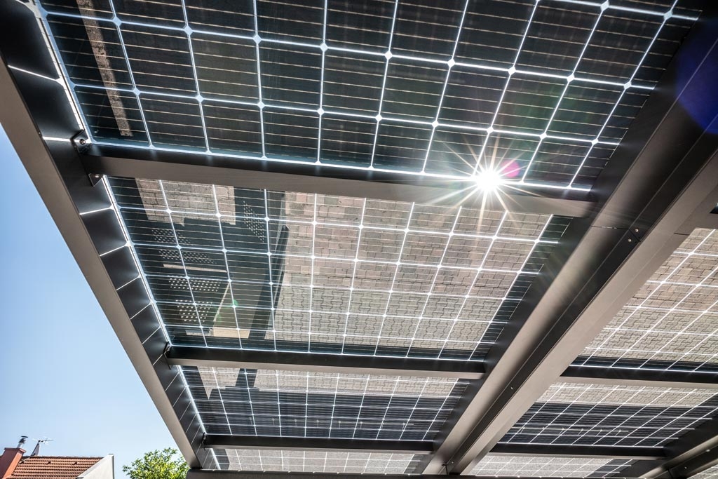 Photovoltaik-Carport 02 h | Unteransicht von Solar-Glas-Modulen zur PV-Stromerzeugung | Svoboda
