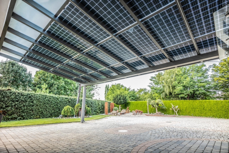 Photovoltaik-Carport 03 a | Aluminium-Parkplatzüberdachung mit Glas-PV-Paneelen für Strom | Svoboda