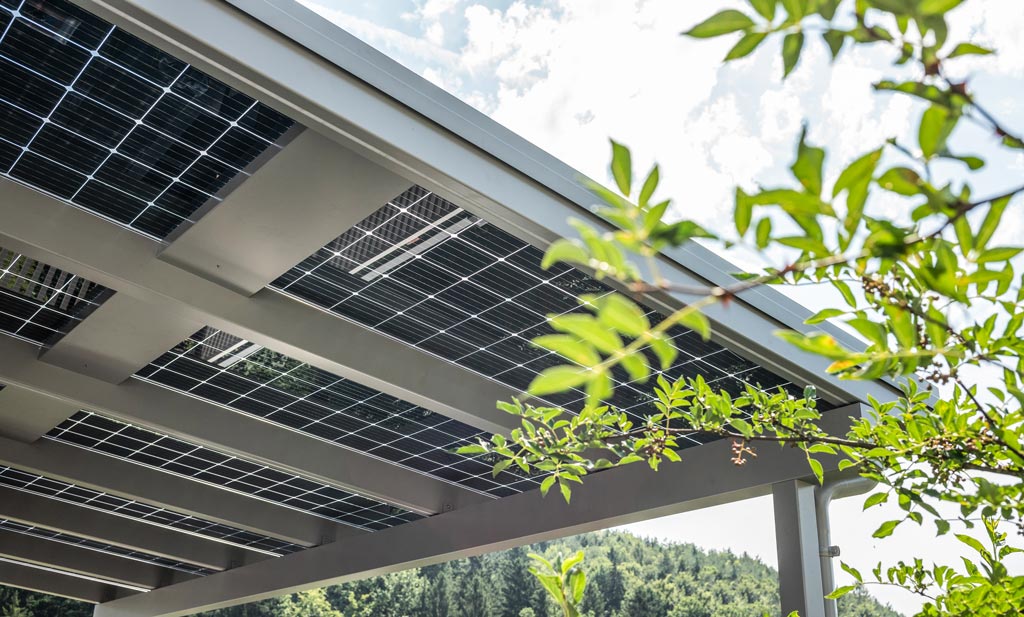 Photovoltaikdach 06 e | stromerzeugendes Photovoltaik-Terrassendach aus grauem Alu | Svoboda