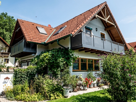 Telfs 17 a | Haus mit rotem Ziegel-Satteldach und modernem querlatten Alu-Balkongeländer | Svoboda