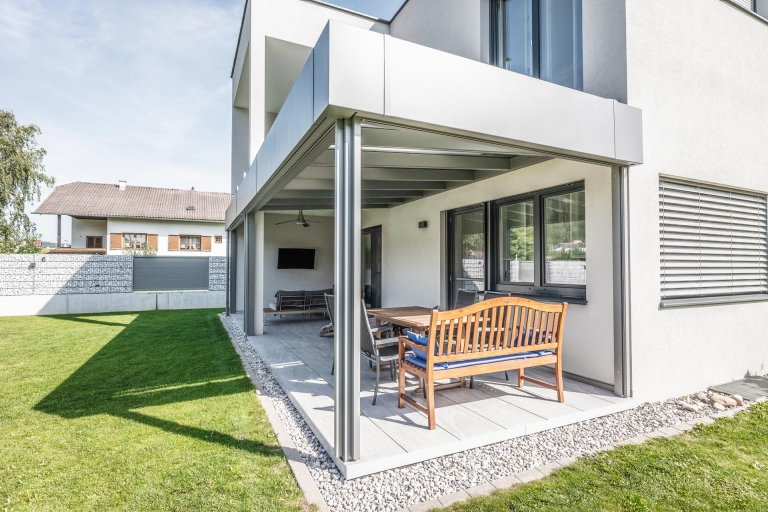 Terrassendach Alu 114 a | Graue, moderne Terrassenüberdachung im Bauhaus-Stil | Svoboda