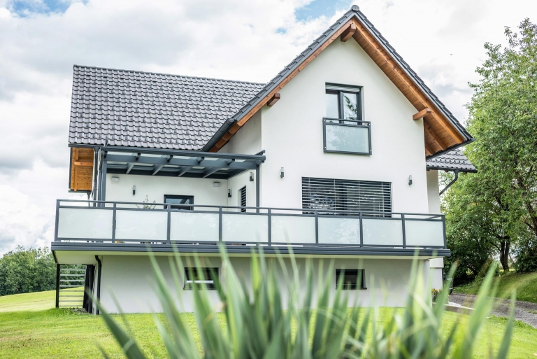 Hall 11 a | Neubau-Einfamilienhaus mit anthrazit-grauem Alu-Glas-Geländer auf Terrasse | Svoboda
