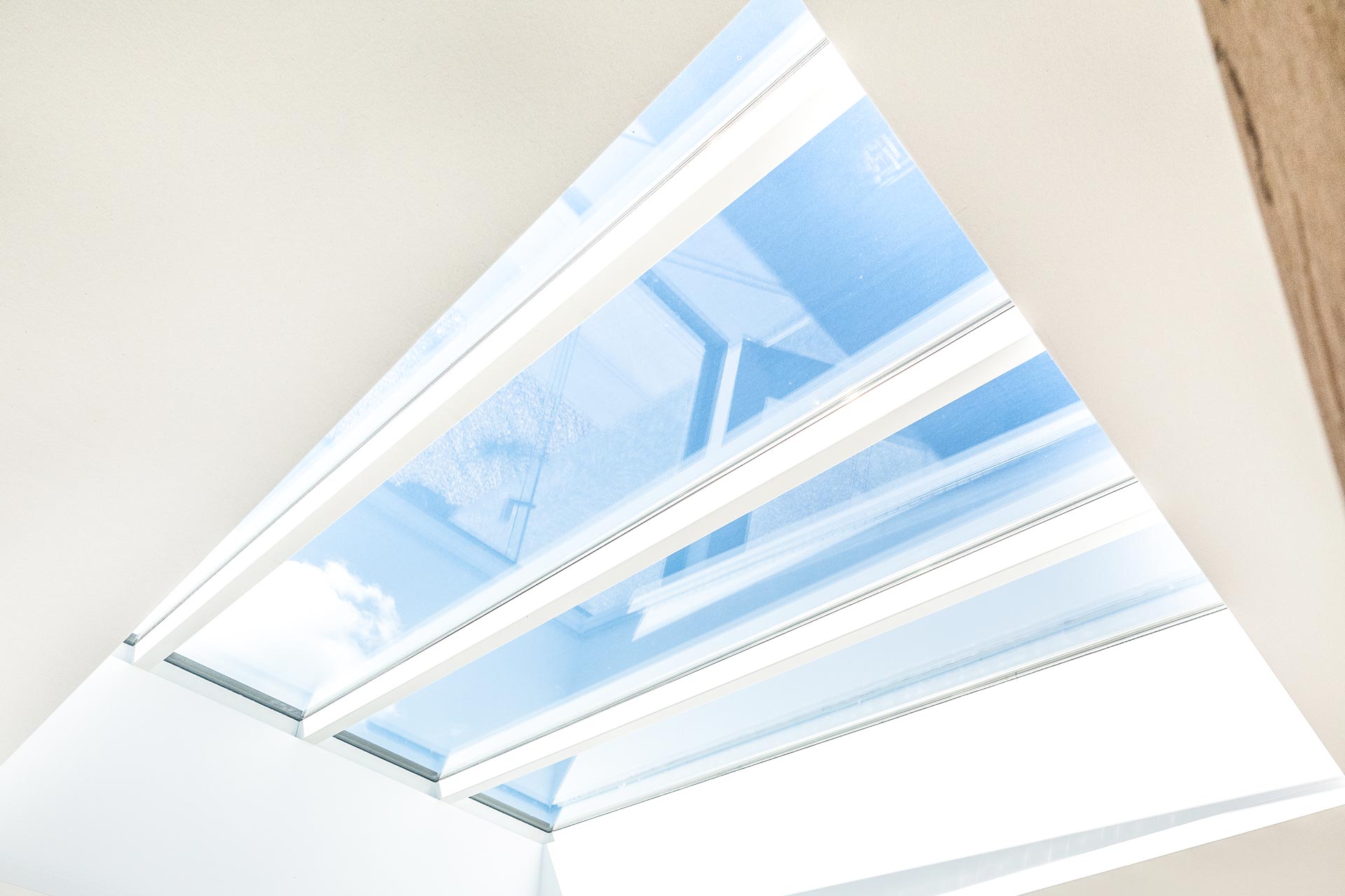 S 54 b | Lichtband-Dachverglasung bei Outdoor-Terrassenbereich, Alu weiß & Klarglas | Svoboda