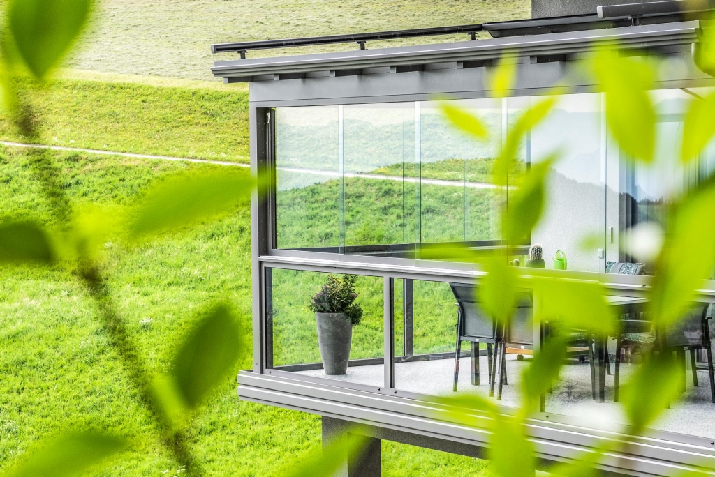 Schiebe 14 f | Verglaste Terrasse aus Aluminium-Dach grau beschichtet & Rundum-Verglasung | Svoboda