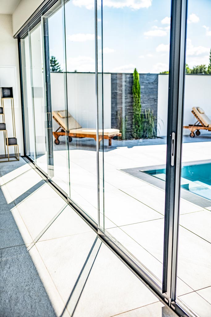 Schiebe 16 k | Schiebe-Glas-Elemente mit Bürstendichtung bei Outdoor-Terrassen-Niesche | Svoboda