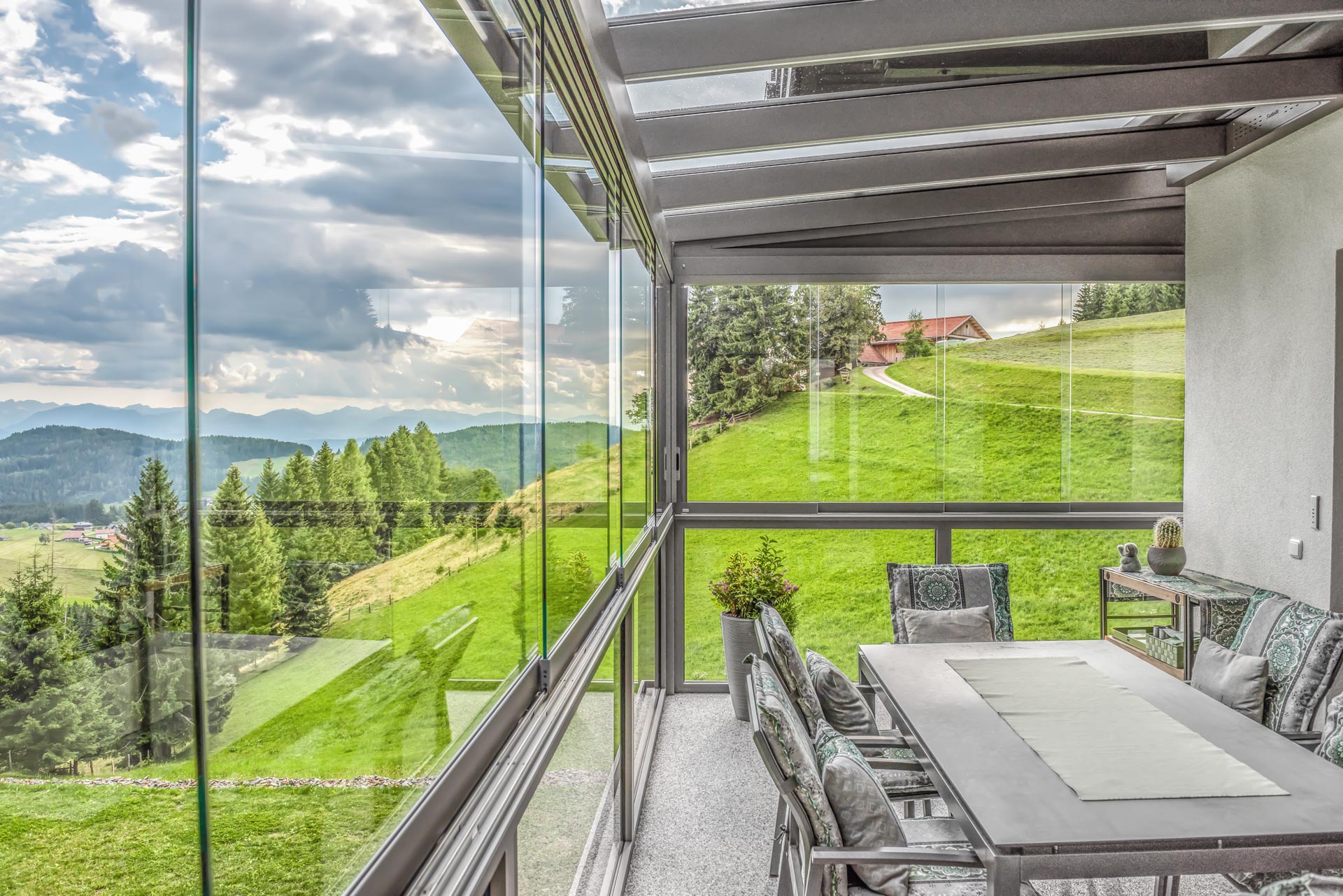 Sommergarten Alu 50 i | Windschutz- & Regenschutz-Verglasung auf Terrasse aus Alu-Glas | Svoboda