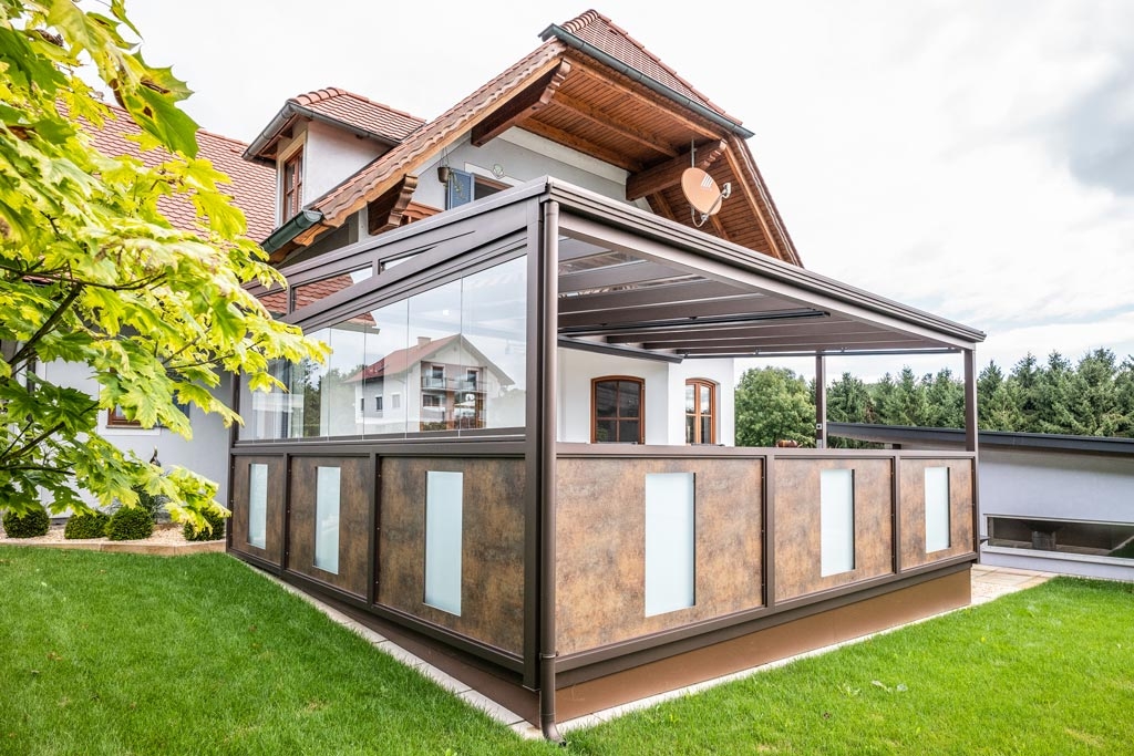 Terrassendach Alu 110 a | braun pulverbeschichtet mit Klarglas-Eindeckung | Svoboda Metalltechnik