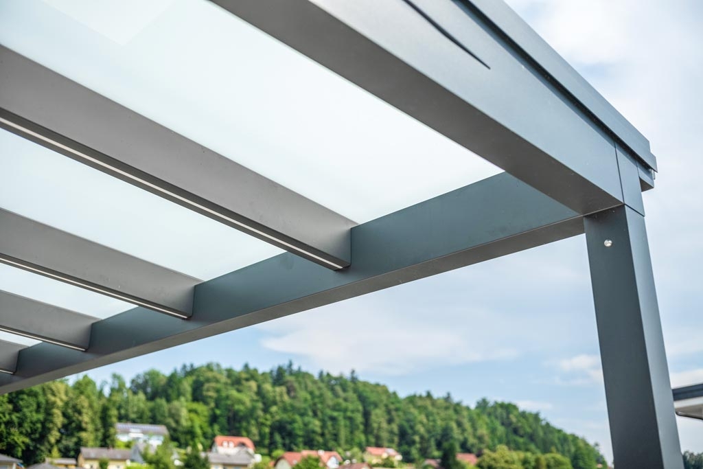 Terrassendach Alu 113 k | Unteransicht von LED-Sparren auf Querbalken & Mattglas | Svoboda