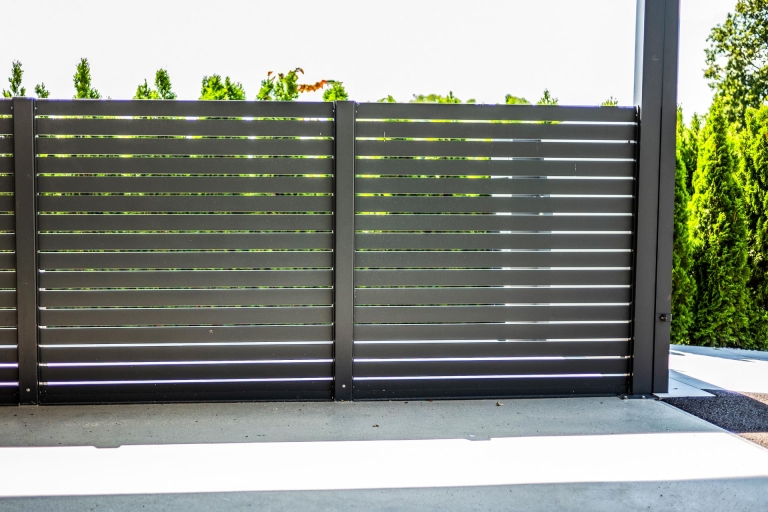 ZA Telfs 24 c | Sichtschutz-Zaun aus Querlattung Aluminium anthrazit grau beschichtet | Svoboda