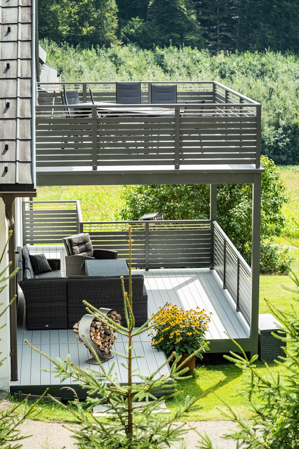 Zubau 21 e | zweistöckiger Terrassenzubau aus Aluminium, Boden hellgrau, Rest dunkelgrau | Svoboda
