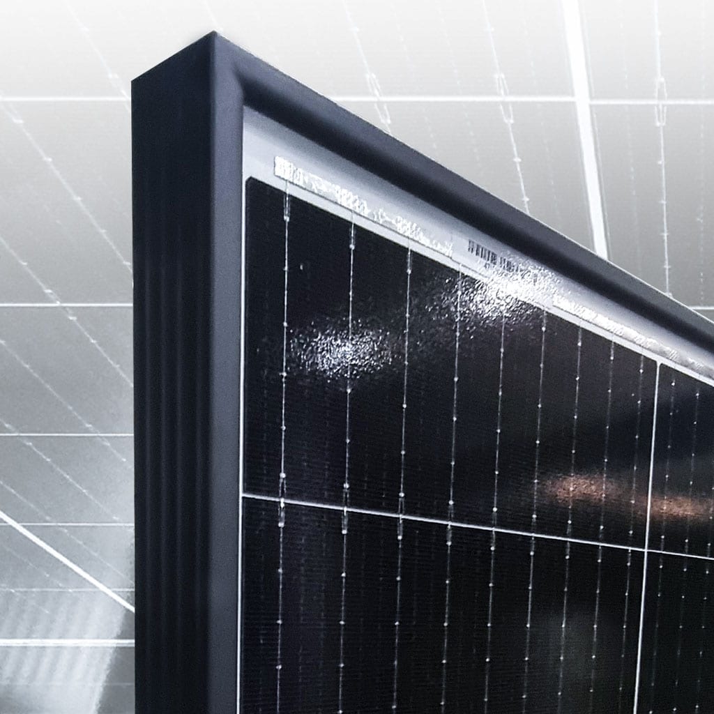 Detailansicht Photovoltaik Modul mit schwarzem Rahmen und Mono PERC Modul Zellen | Svoboda