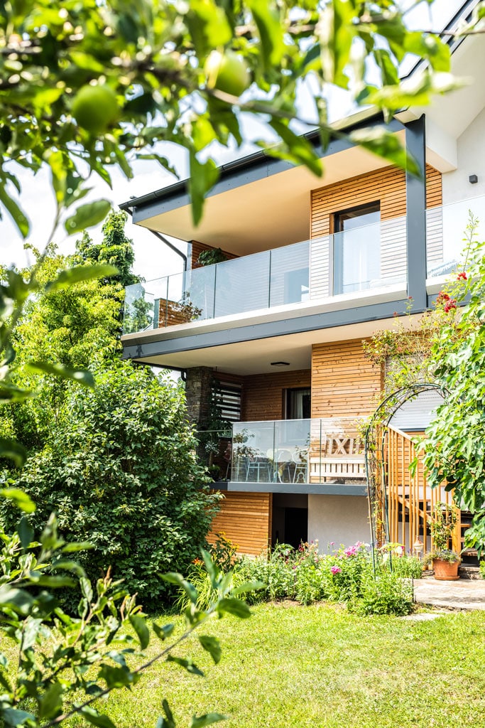 Augsburg 20 a | modernes Balkongeländer aus Klar-Glas bei modernem Haus mit Holzfassade | Svoboda
