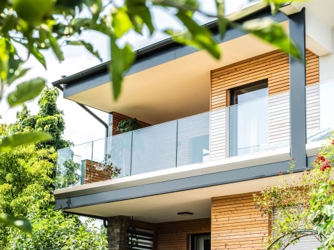 Augsburg 20 a | modernes Glasgeländer aus Klarglas, Haus modern, Fassade Holz & Blech grau | Svoboda