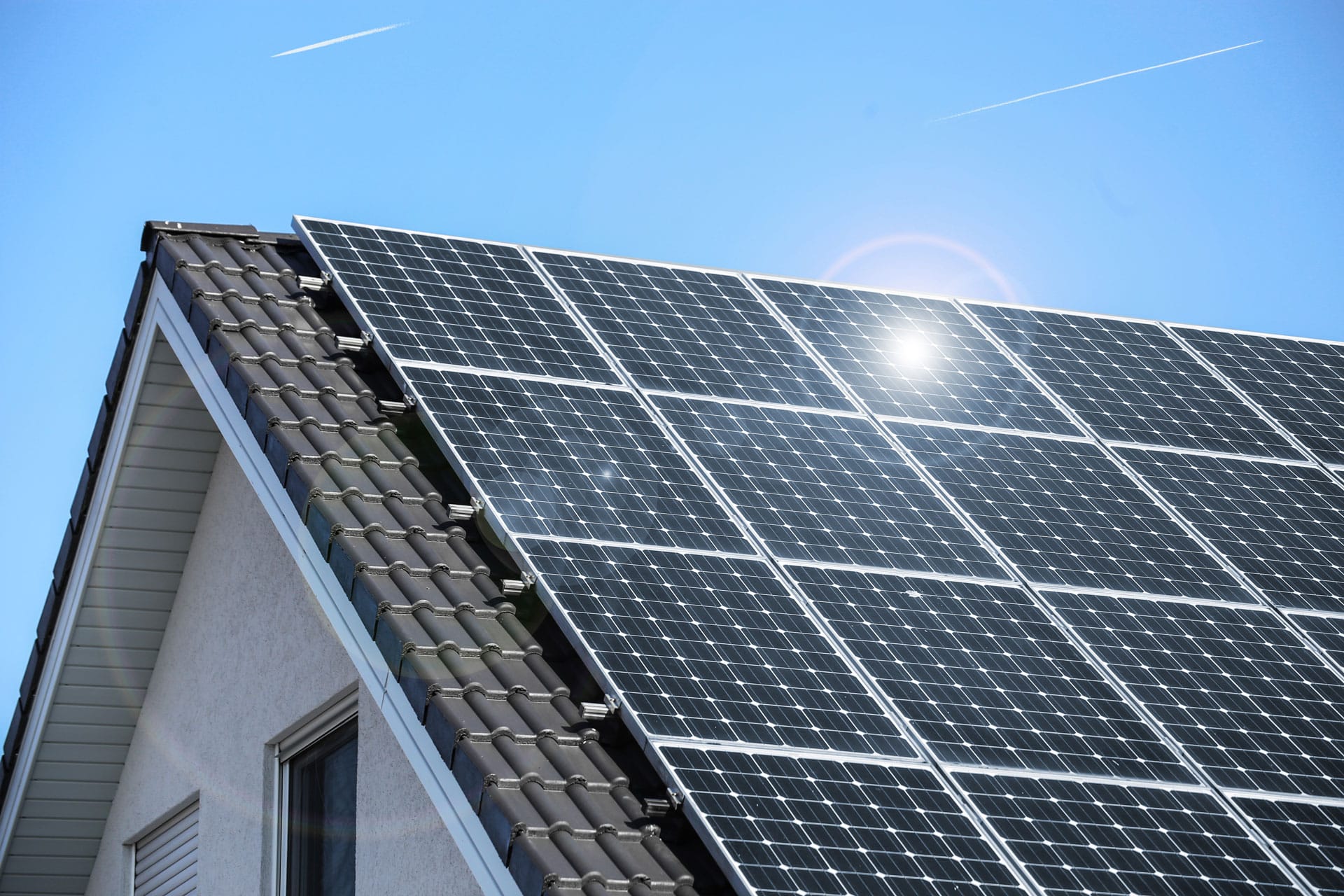 Dach-Photovoltaik-Anlage auf grauem Ziegeldach mit PV-Modulen | Svoboda Metalltechnik