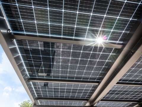 Photovoltaik-Carport 02 h | Unteransicht von Photovoltaik-Glas-Modulen bei Alu-Carport | Svoboda Metalltechnik