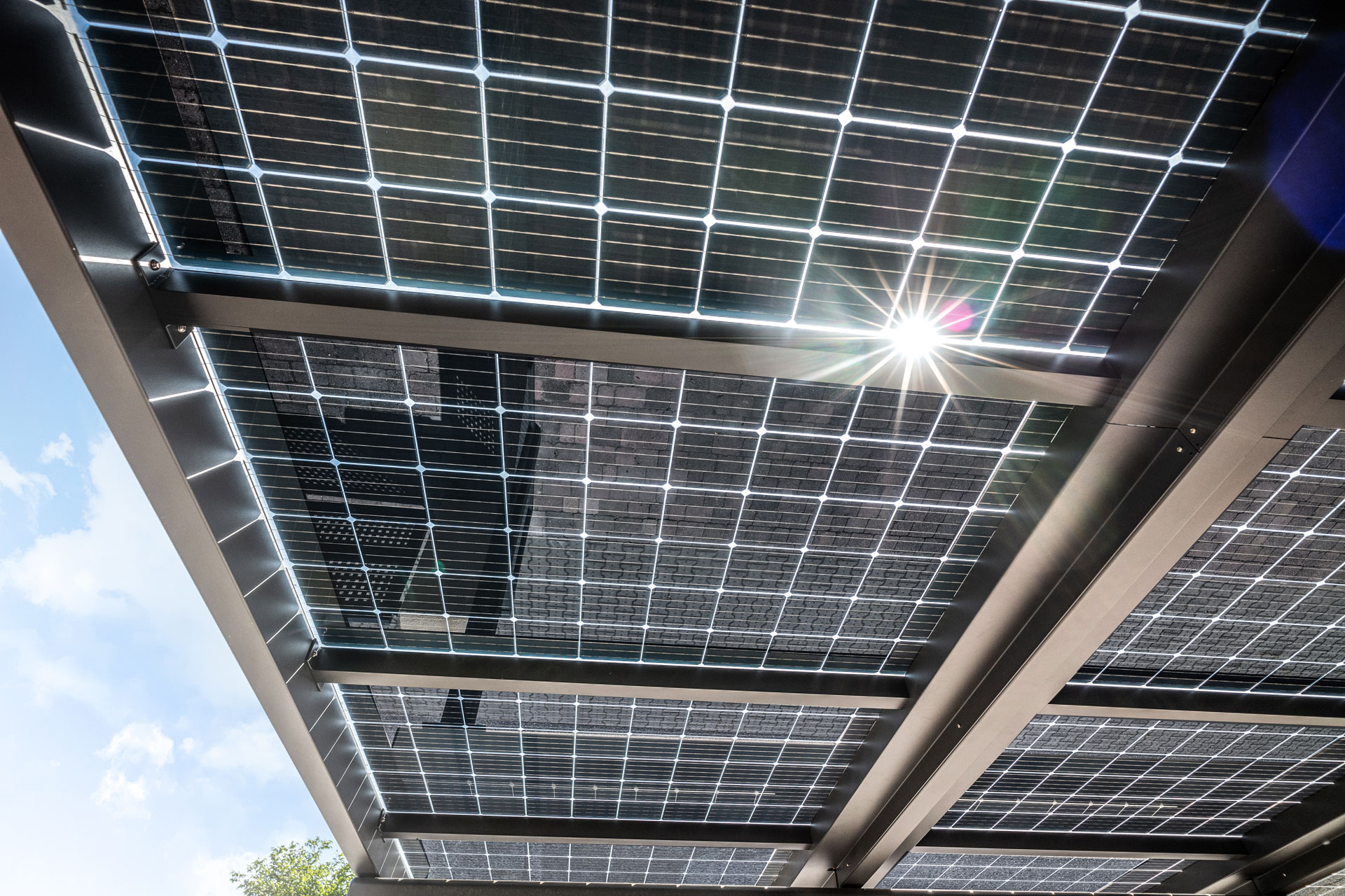 Photovoltaik-Carport 02 h | Unteransicht von Photovoltaik-Glas-Modulen bei Alu-Carport | Svoboda Metalltechnik