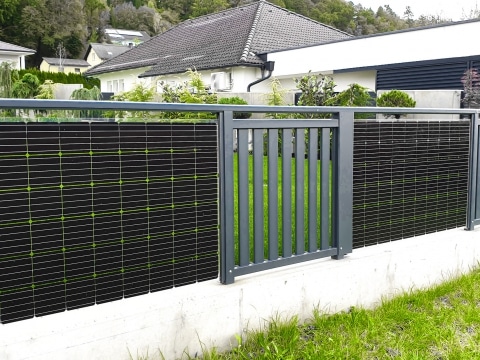 Photovoltaik Zaun 01 a | Aluminiumzaun anthrazit grau mit Glas-Glas-Photovoltaik-Füllung | Svoboda