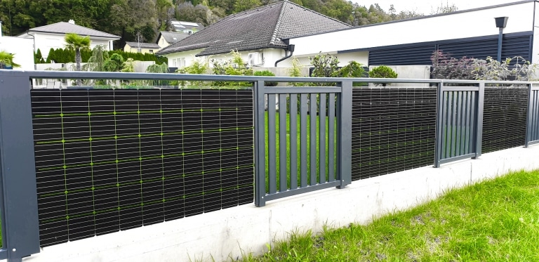 Photovoltaik Zaun 01 a | Aluminiumzaun anthrazit grau mit Glas-Glas-Photovoltaik-Füllung | Svoboda