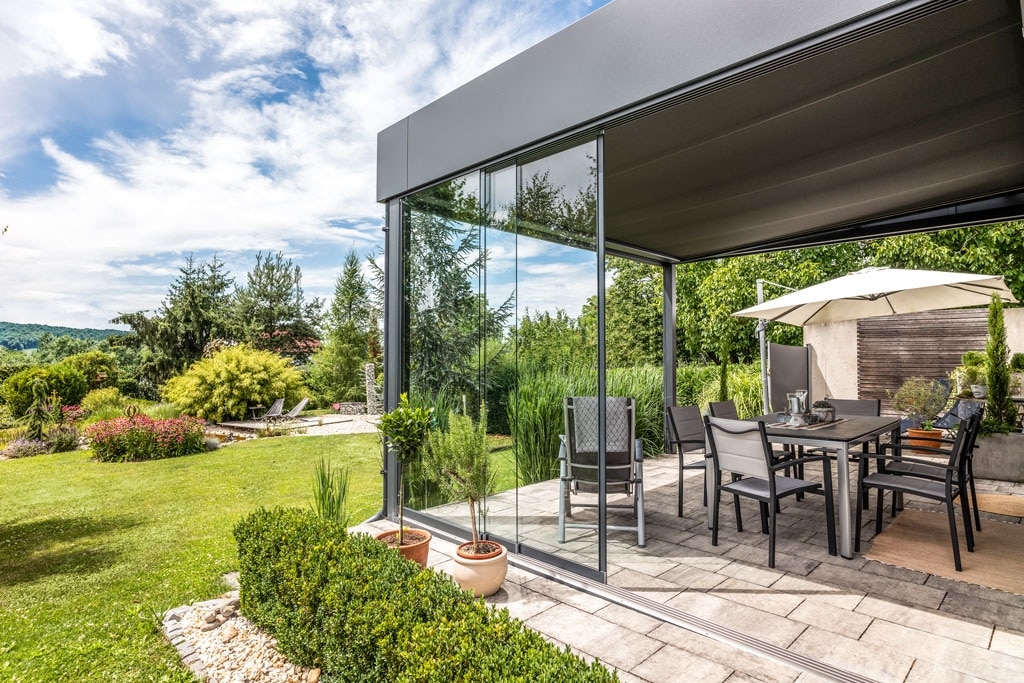 Terrassendach Alu 115 x | Cube Dach aus Alu grau mit Seitenverglasung & Gartenaussicht | Svoboda