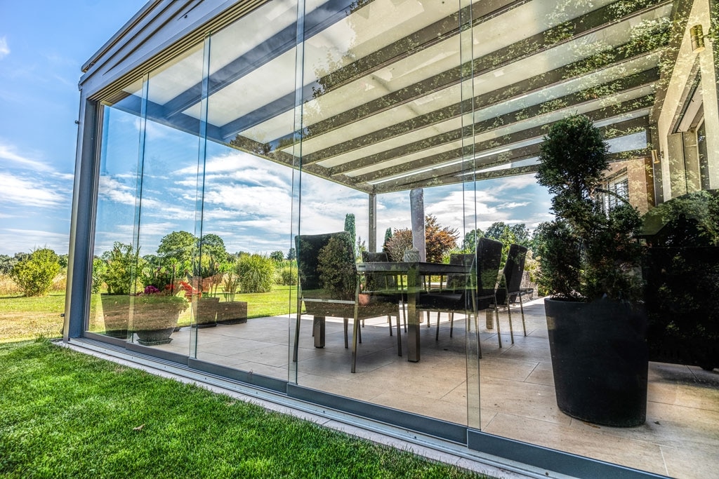 Terrassendach Alu 117 o | 5 Glas-Schiebe-Elemente geschlossen, Gartenblick, Sitzgarnitur | Svoboda