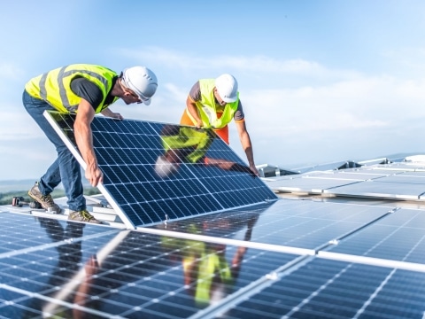 Zwei Männer beim Montieren von Dach-Photovoltaik-Modulen | Svoboda Metalltechnik