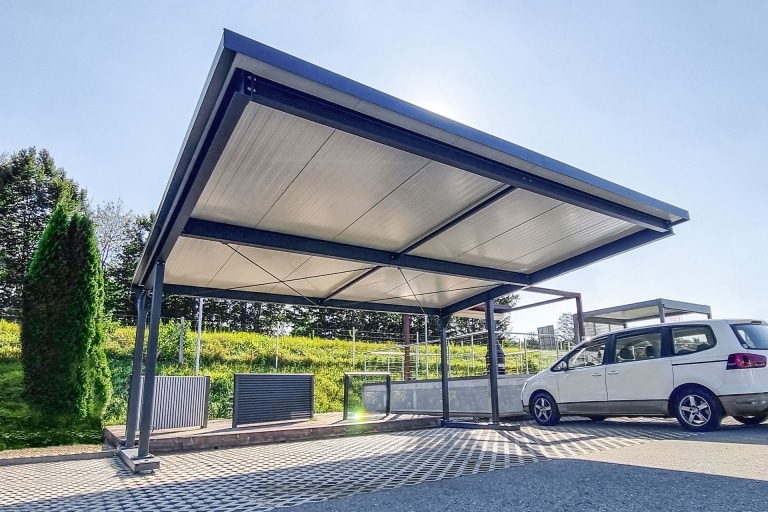 Photovoltaik-Stahl-Carport 01 a | Carport mit Trapezblech und Aufdach-Photovoltaik-Module | Svoboda Metalltechnik