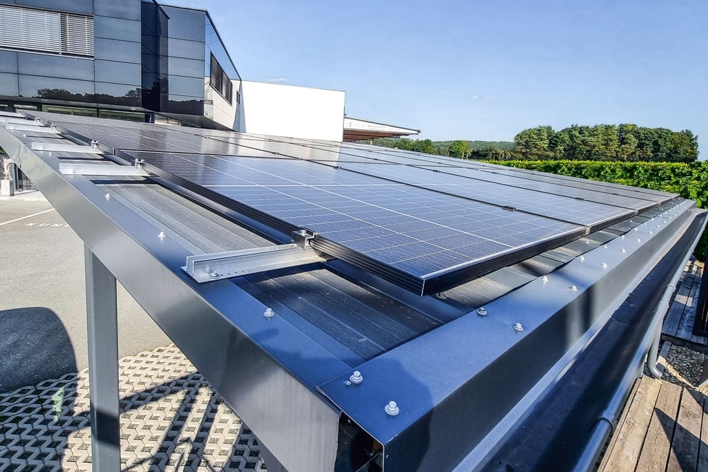Photovoltaik-Stahl-Carport 01 l | Draufsicht auf Trapezblech mit PV-Modulen | Svoboda