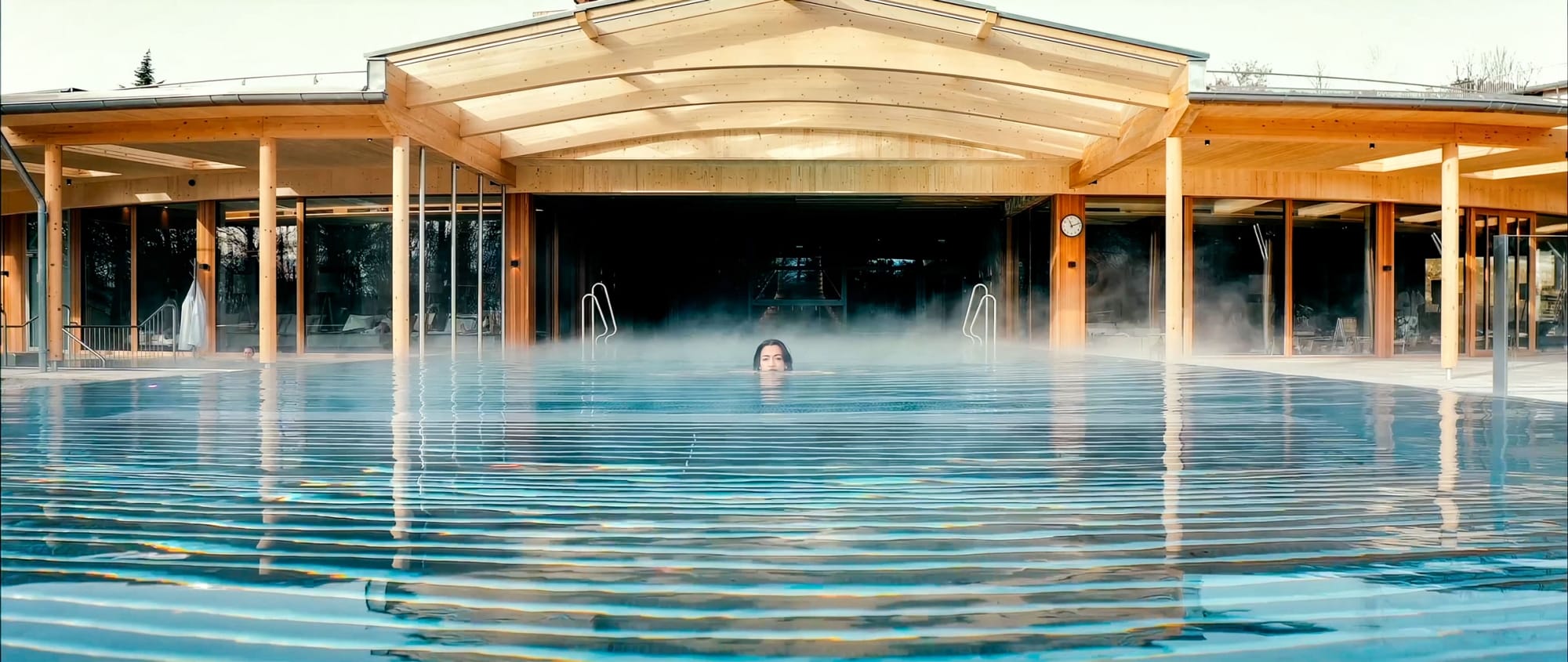 Dame schwimmt im Überlaufpool bei Hotel Retter in Pöllau | Svoboda Edelstahlpools