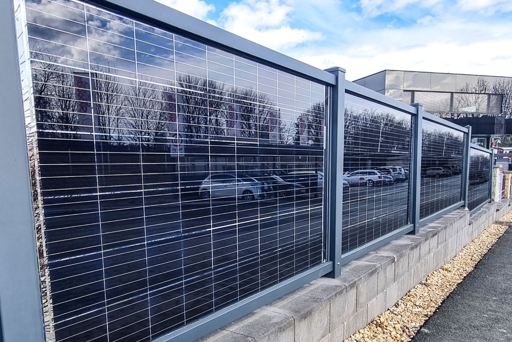 Photovoltaik-Zaun 02 b | anthrazit-grauer Aluminium-Zaun mit PV-Glas-Füllung auf Steinsockel | Svoboda Metalltechnik