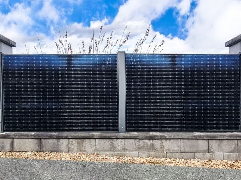 Photovoltaik-Zaun 03 a | mit Standard-PV-Dach-Paneelen auf Mauersockel | Svoboda Metalltechnik