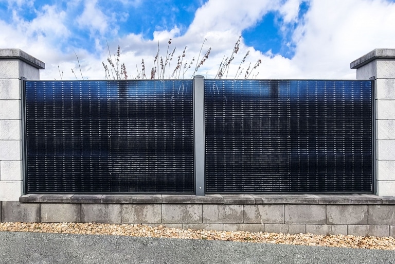Photovoltaik-Zaun 03 a | mit Standard-PV-Dach-Paneelen auf Mauersockel | Svoboda Metalltechnik